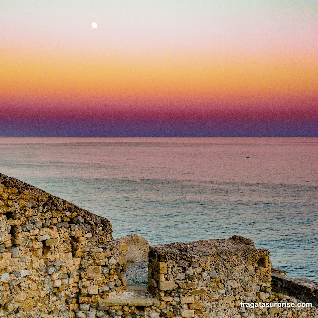 Lua cheia em Monemvasia na Grécia