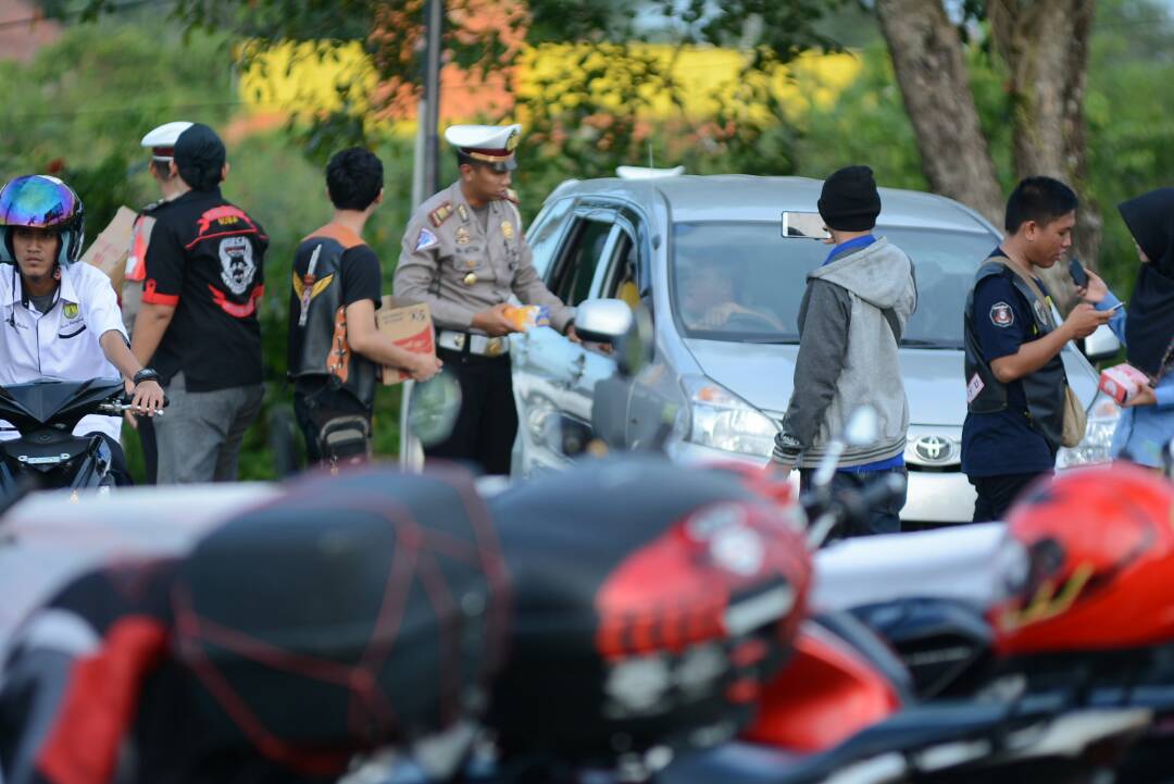 Klub Motor Galang Dana, Polres Muba Bagi Takjil  krsumsel.com