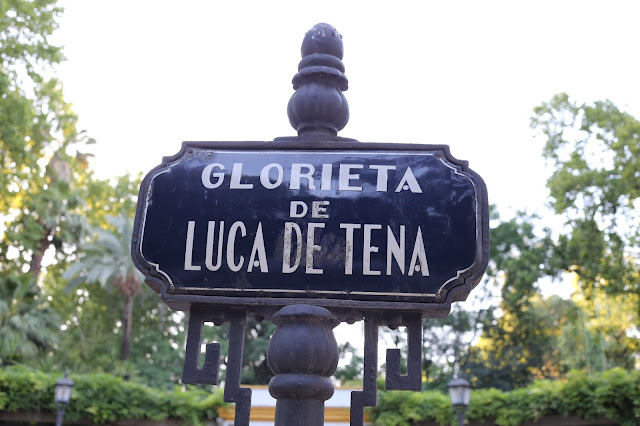 Letrero antiguo de la glorieta Luca de Tena en un parque.