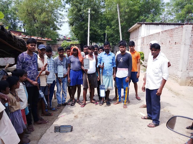 स्ट्रीट लाइट को खोलकर ले जाते हुए ग्रामीणों ने किया जब्त--रिपोर्ट : ब्रजेश कुमार पांडेय