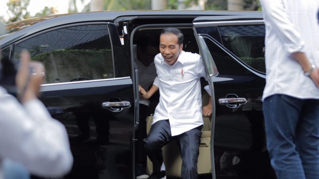 Jokowi Diledekin Gegara Blusukan Naik Mobil Land Cruiser: Kirain Pakai Esemka