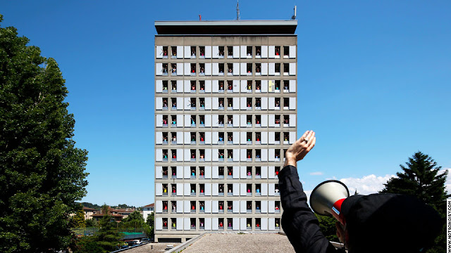 Estudantes criam animação em prédio com janelas que abrem e fecham