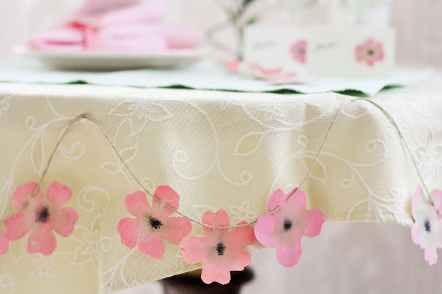 Tischdeko zum Selbermachen – festlicher Tisch mit DIY-Blumen