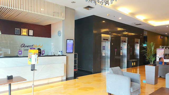 Check in konter Quest Darmo Hotel Surabaya