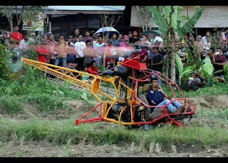  melaksanakan uji coba terbang helikopter bermesin kendaraan beroda empat Pemuda Aceh Mencoba Hasil Karyanya Helikopter Bermesin Mobil