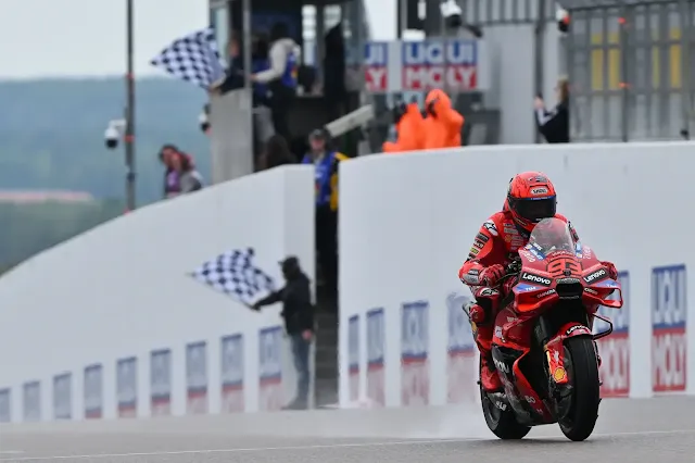 Marco Bezzecchi (#72) de Aprilia Racing liderando el Tissot Sprint en el circuito de Sachsenring, Alemania.