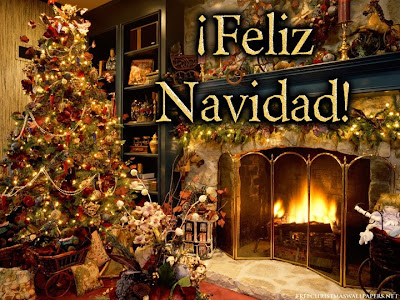 arbol de navidad con regalos y una chimenea