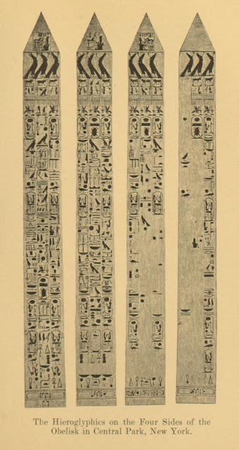 الكتابة الهيروغليفية على الجوانب الأربعة لمسلة سنترال بارك، في نيويورك.