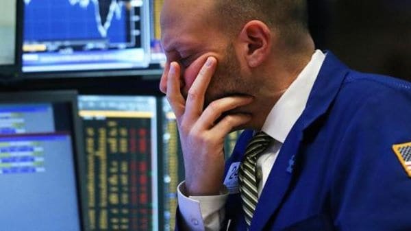 مؤشر داو جونز يتراجع لأدني مستوي له منذ عام