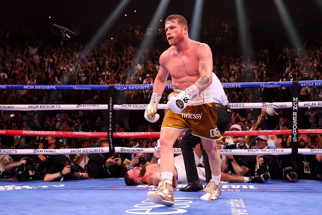 Canelo Álvarez mandó a dormir Plant y es el primer boxeador latino en unificar cuatro cinturones [Video]