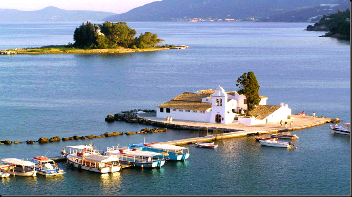 Ποντικονήσι.Το Ποντικονήσι Το όνομά
 του προέρχεται από το σχήμα του.Tο πιο δημοφιλή και γνωστο αξιοθέατο 
της Κέρκυρας.