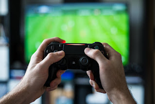 Une personne jouant à FIFA sur PlayStation