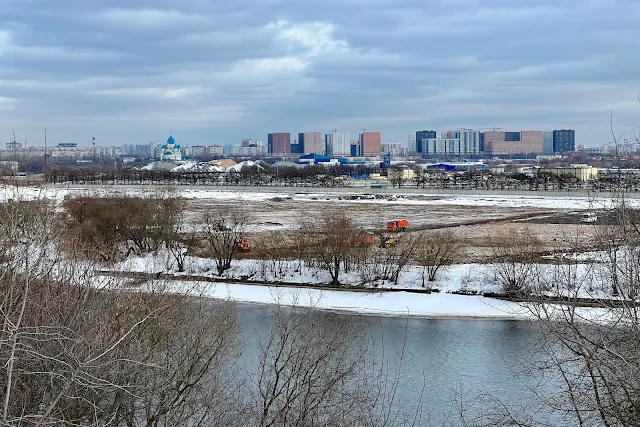 парк Коломенское, вид со смотровой площадки, Москва-река, Николо-Перервинский монастырь, жилой комплекс «Люблинский парк», Курьяновские очистные сооружения «Мосводоканал», строительная площадка неизвестного объекта