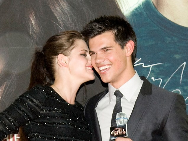 selena gomez and taylor lautner kissing. and taylor lautner kiss.