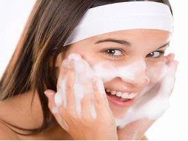 Pilih Sabun Wajah yang Sesuai untuk membersihkan wajah