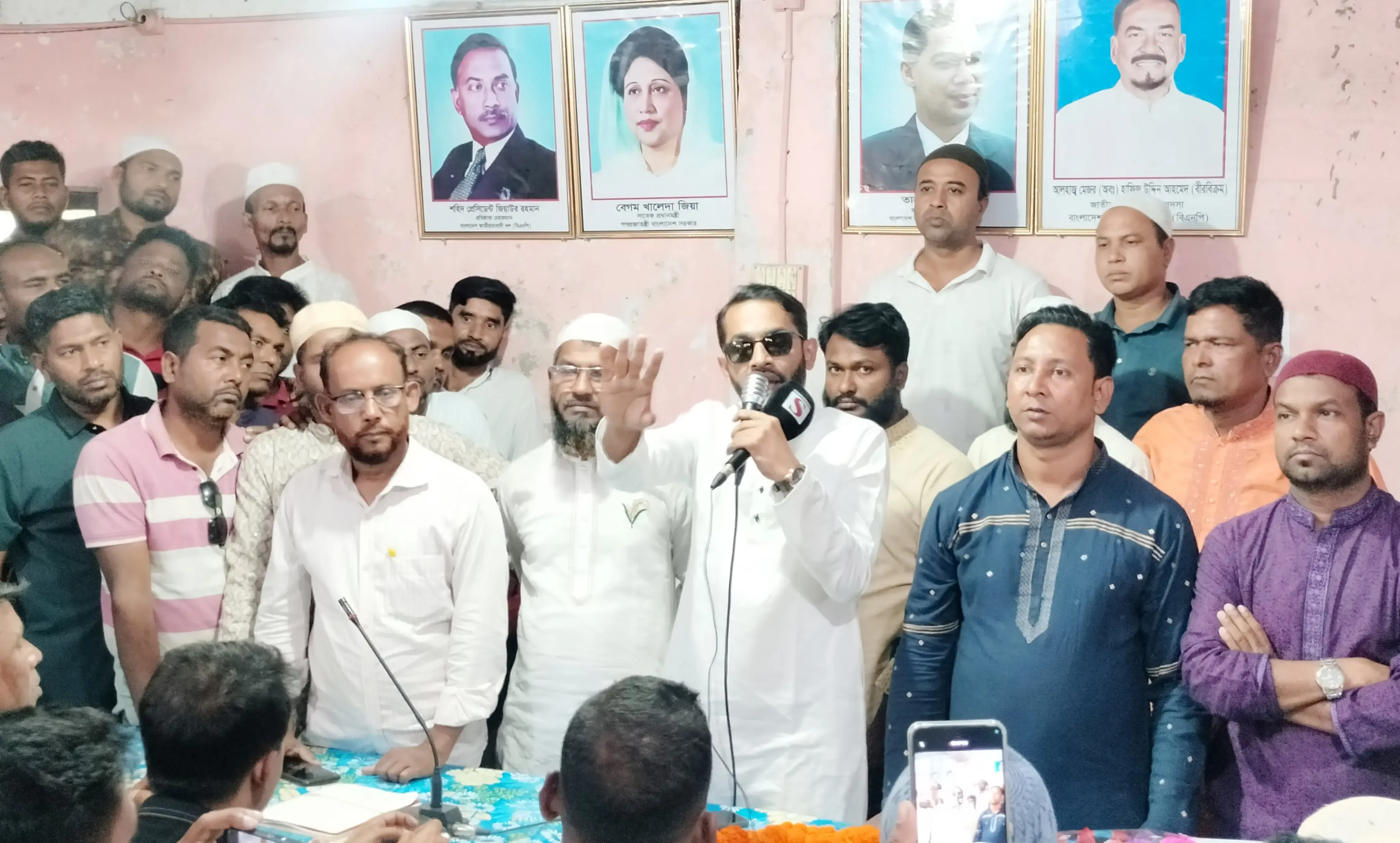 বাংলাদেশ জাতীয়তাবাদী স্বেচ্ছাসেবক দলের কেন্দ্রীয় কমিটির অর্থ বিষয়ক সম্পাদক ইঞ্জিনিয়ার মো. কামরুজ্জামান হীরাকে লালমোহন উপজেলা স্বেচ্ছাসেবক দলের নেতাকর্মীরা ফুলেল শুভেচ্ছা জানান।