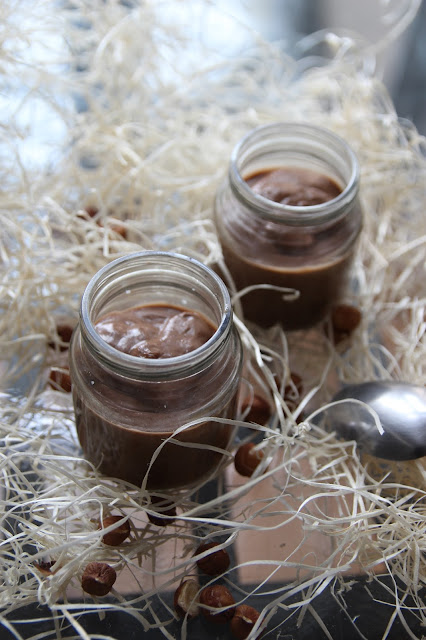 Cuilllère et saladier : Petites crèmes caroube-noisette