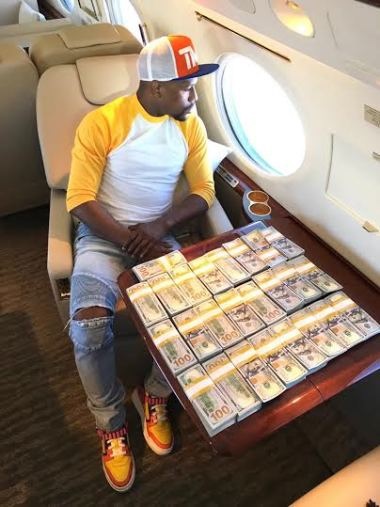 Floyd Mayweather flaunts his cash in a Private Jet