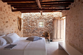 dormtiorio con paredes de piedra finca en ibiza chicanddeco