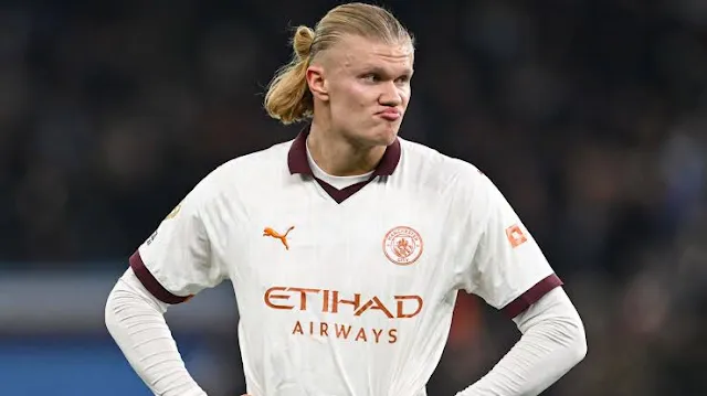 Erling Haaland, l'attaquant de Manchester City, a fait le point sur son avenir lors d'une conférence de presse. Lié au FC Barcelone, il a affirmé être heureux chez les Citizens et a préféré botter en touche concernant une prolongation de contrat.  Haaland a également évoqué ses ambitions : gagner encore et encore. Malgré ses 23 ans, il a déjà tout gagné en club et compte bien continuer sur sa lancée. Il est conscient de ses défauts, comme son manque d'efficacité à 100%, et travaille dur pour s'améliorer.  L'attaquant norvégien a conclu en rendant hommage à Lionel Messi, qu'il considère comme le meilleur joueur de tous les temps. Haaland a-t-il le potentiel pour lui succéder ?Erling Haaland, l'attaquant de Manchester City, a fait le point sur son avenir lors d'une conférence de presse. Lié au FC Barcelone, il a affirmé être heureux chez les Citizens et a préféré botter en touche concernant une prolongation de contrat.  Haaland a également évoqué ses ambitions : gagner encore et encore. Malgré ses 23 ans, il a déjà tout gagné en club et compte bien continuer sur sa lancée. Il est conscient de ses défauts, comme son manque d'efficacité à 100%, et travaille dur pour s'améliorer.  L'attaquant norvégien a conclu en rendant hommage à Lionel Messi, qu'il considère comme le meilleur joueur de tous les temps. Haaland a-t-il le potentiel pour lui succéder ?