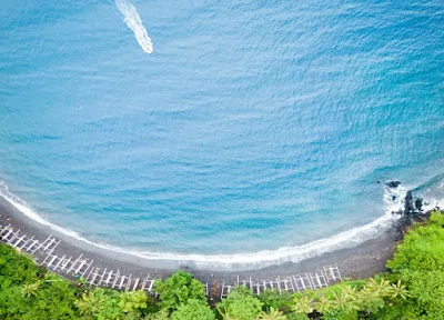 Pantai Tulamben sangat terkenal dengan spot terbaik untuk diving maupun snorkeling