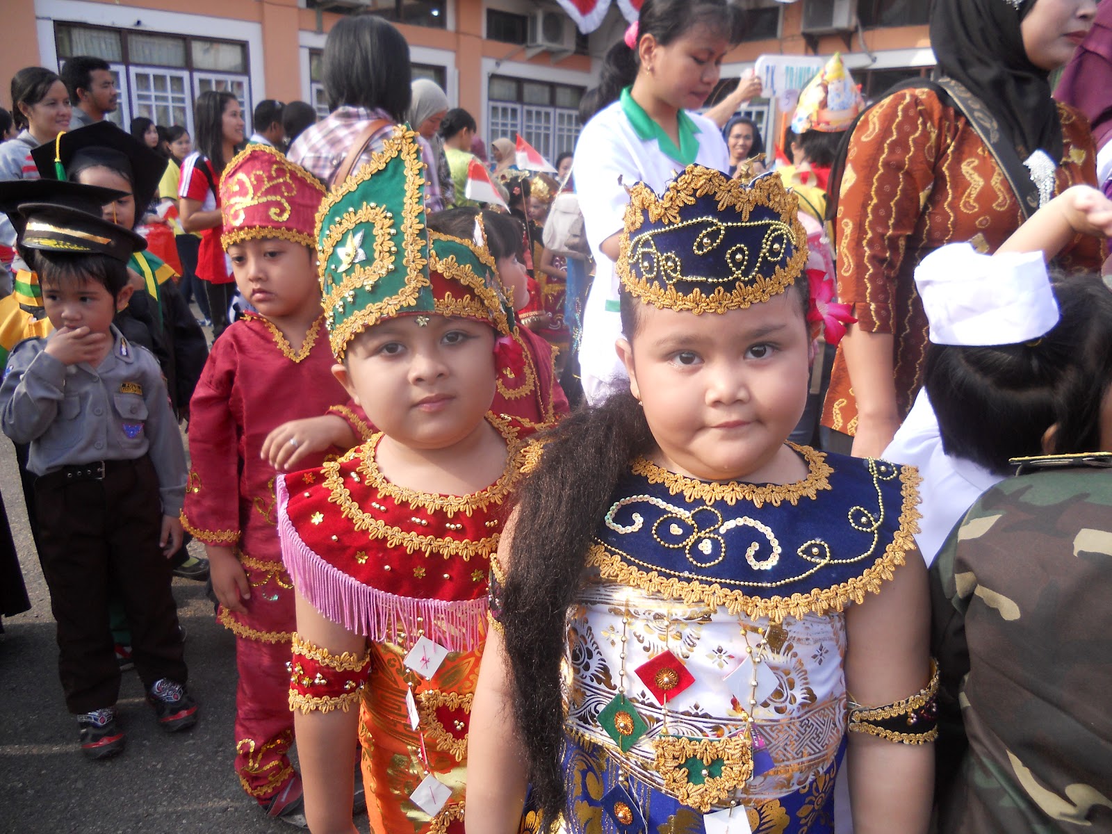 CAMOEH Pakaian Adat Bali 