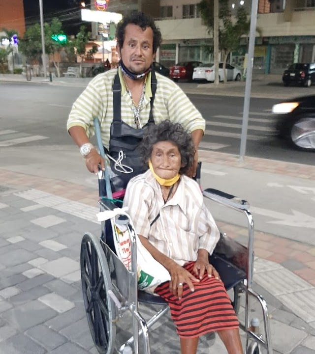 Un hijo siempre cuida a su mamá de 92 años y la lleva vaya donde vaya