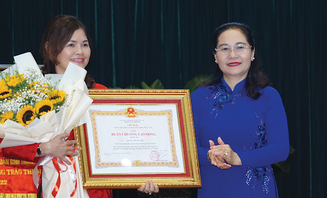 Đồng chí Nguyễn Thị Lệ trao Huân chương Lao động  hạng Ba cho đồng chí Nguyễn Thị Mỹ Linh. (Ảnh: MD)