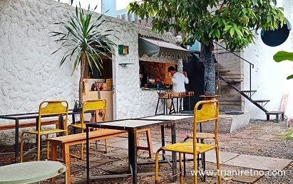 Ngopi Santai di Jalan Pulang