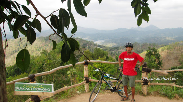 Berfoto di Canting Mas Puncak Dipowono