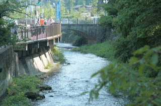 案内川・高尾山口駅付近