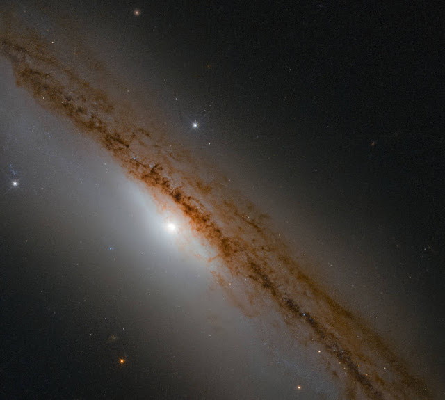 ngc-1589-galaksi-spiral-yang-menampung-monster-kelaparan-informasi-astronomi