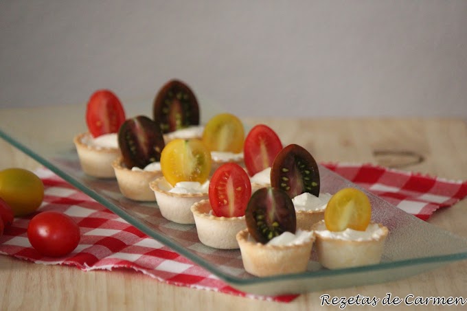 Tartaletas de queso y tomates cherry