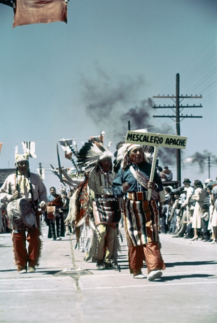 Ceremonial entre tribus de indios americanos en los años 40