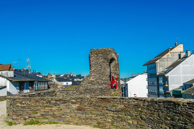 Imagen de los restos de una torre en la muralla de Lugo