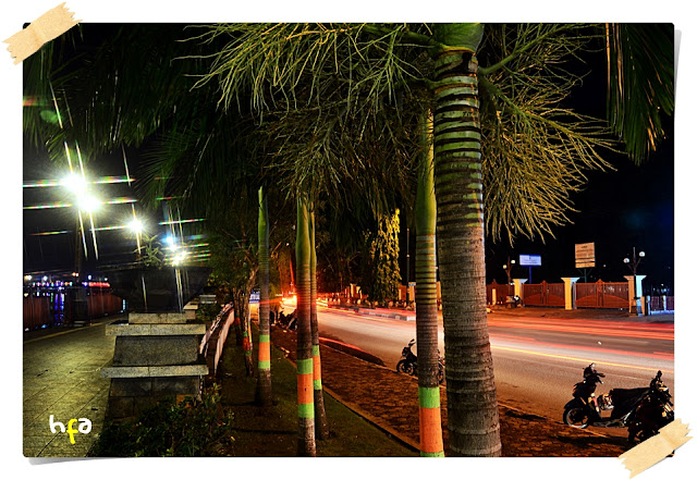 lalu lintas malam depan masjid sabilal muhtadin banjarmasin, taman siring sungai martapura