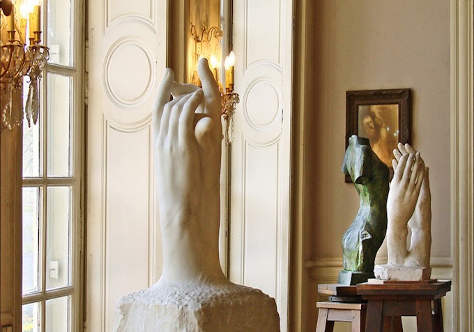 Скульптуры рук в музее Родена в Париже