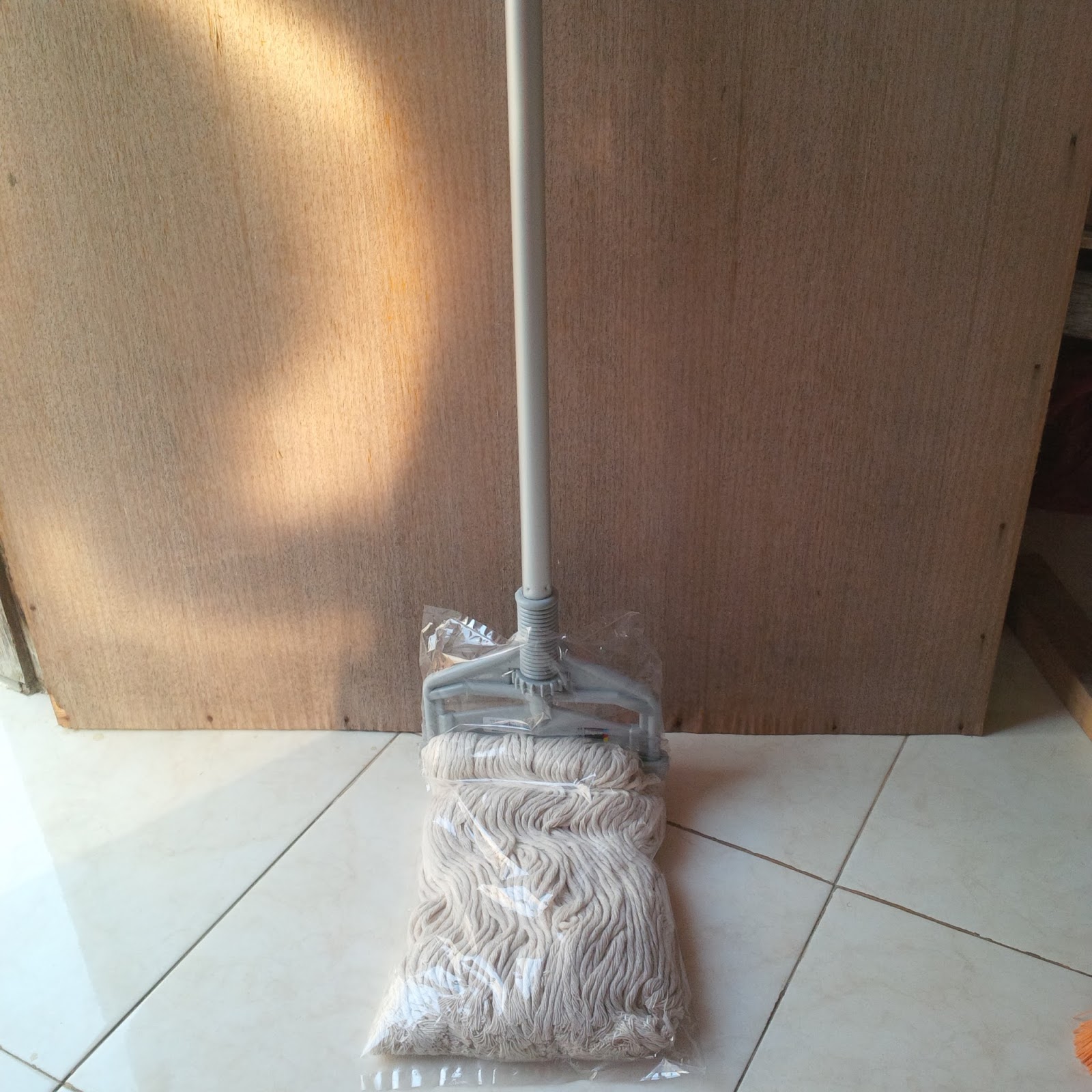 Housekeeping Equipment di Bali Cara membersihkan Lantai 