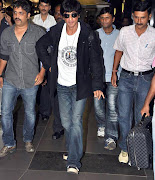 Shahrukh Khan At London Airport Images_03 (shahrukh khan at london airport images )