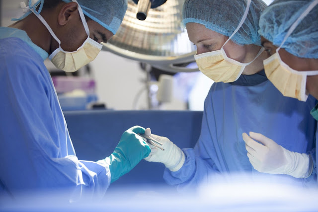 Medical doctors using the Optical Ultrasound Needle during surgery