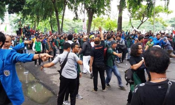Pendukung Jokowi Lempar Mahasiswa Saat Aksi, Bentrok pun Pecah
