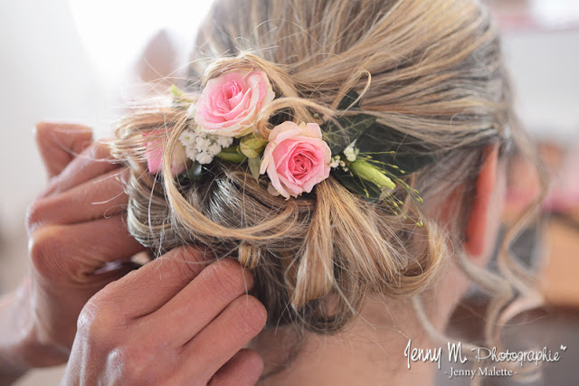 coiffure de la mariés, chignon bas, roses roses