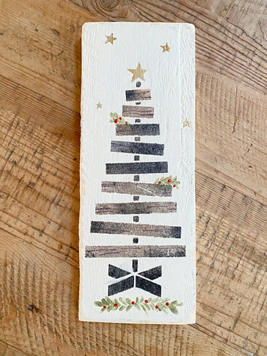pallet stenciled Christmas tree
