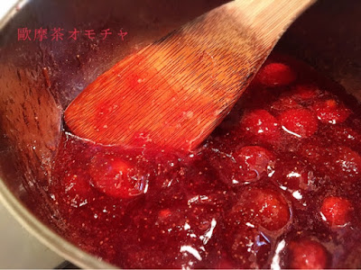 煮至草莓醬出現美麗光澤,大部分草莓都呈透明即可