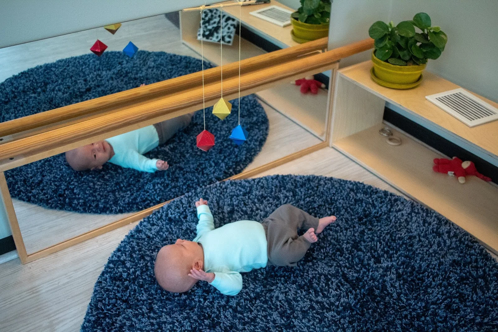 3 reasons to love the Montessori mobiles, plus a timeline for the first few weeks of life