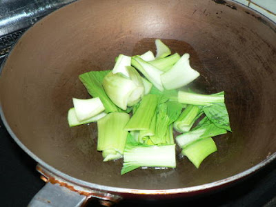 チンゲン菜を炒める
