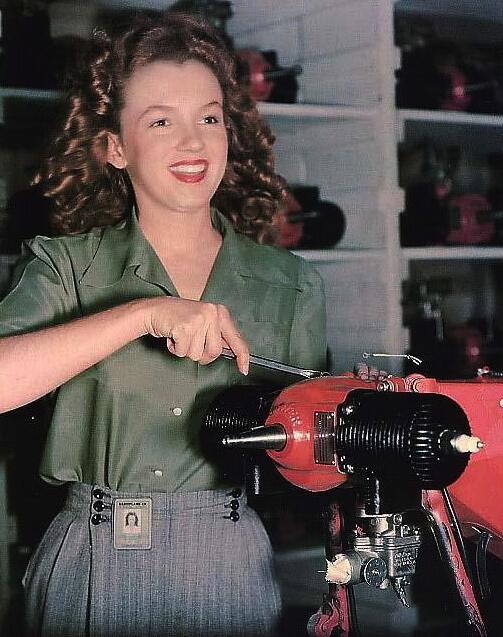 40 Unbelievable Historical Photos - This worker in a Van Nuys CA factory in 1944 soon started calling herself Marilyn Monroe.