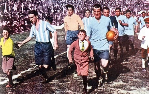 Uruguai e Argentina entrando em campo grande final