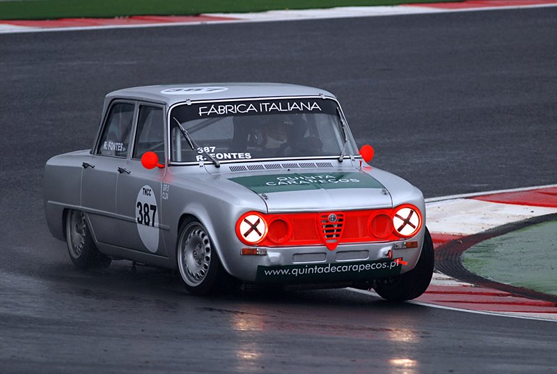 Mudando de assunto achei uma beleza esse Alfa Romeo Giulia Super que