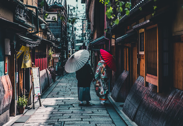 pasangan berjalan bersama dengan mengenakan kimono